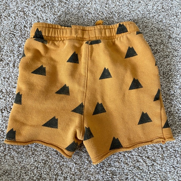 Art Class toddler boy triangle 12 month shorts - Picture 4 of 5